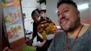 Youtuber peruano prueba ceviche que preparan en el penal de SJL y queda fascinado: "Qué buen sabor"