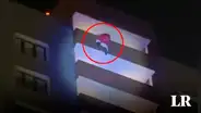 Muere hombre vestido de Papá Noel tras caer de piso 24 de un edificio: padres y niños vieron la tragedia