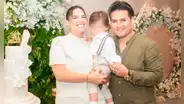 Hijo de Deyvis y Cassandra canta en televisión por primera vez