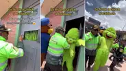 Policías llevan al 'Grinch' al calabozo por robar juguetes de Papá Noel en Juliaca: “Toma tu óscar”