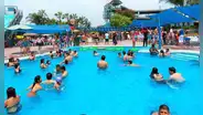 4 piscinas gigantes con toboganes para visitar en verano 2024: ¿cuánto cuesta y cómo llegar?