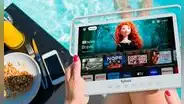 Parece una tablet, pero es un Smart TV portátil resistente al agua que tiene Google TV