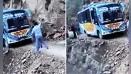La Libertad: ómnibus pone en riesgo vida de pasajeros al cruzar estrecha carretera cerca a abismo