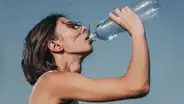 La cantidad de microplásticos que entra a tu cuerpo cuando tomas 1 litro de agua embotellada