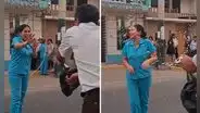 Padre se emocionó y bañó a su hija con champán al verla licenciada como enfermera: "¡Qué alegría!"