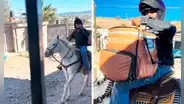 Repartidor de delivery sorprende a clientas al llegar en caballo a entregar pedido: “Es un todo terreno”