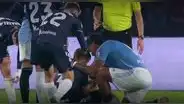 Renato Tapia dejó de lado la rivalidad y consoló a jugador de Real Sociedad que sufrió dura lesión