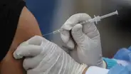 La primera vacuna contra el cáncer de piel más agresivo: ¿cómo funciona y cuándo la venderán en Argentina?