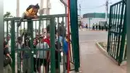 Surco: transeúntes trepan y rompen candados de una reja que impedía el libre paso peatonal
