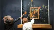 Activistas tiran sopa al cuadro de la Gioconda tras irrumpir seguridad del museo Louvre de París