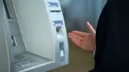¿Qué hacer si el cajero automático se queda con mi tarjeta?