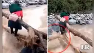Mujer y perrito arriesgan su vida al cruzar caudaloso río: animal es arrastrado por el agua