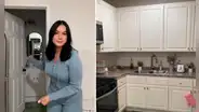Vive en un garaje con una sola ventana, es viral en redes y esto es lo que paga en California: "Soy tacaña"