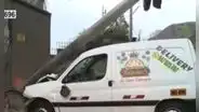 Costa Verde: conductor pierde el control de su camioneta y se estrella con poste de luz en Miraflores