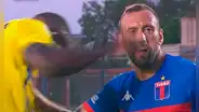 Luis Advíncula le metió un manotazo a jugador de Tigre, pero el árbitro no lo expulsó