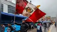 Fiesta de la Candelaria: ondean bandera en la que cargaban a caídos en protestas contra Dina Boluarte