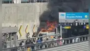 Miraflores: auto se incendia en vía expresa a metros de la estación Ricardo Palma