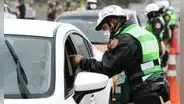 Si no puedo mostrar mi licencia electrónica en una intervención policial, ¿me pueden multar?
