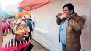 Profesor peruano utiliza peine y bolsa para tocar melodía a sus alumnos en concurso de huaylarsh