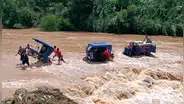 Piura: ciudadanos arriesgan sus vidas y cruzan río Yapatera a pie tras aumento de caudal