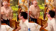Hincha de Universitario celebra su cumpleaños en restaurante y es sorprendido por Jorge Fossati