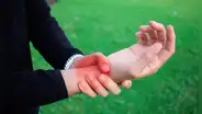 ¿Qué FRUTA fortalece los huesos, produce colágeno y combate los dolores musculares?