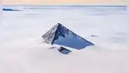 La historia detrás de la misteriosa montaña 'pirámide' oculta bajo el hielo de la Antártida