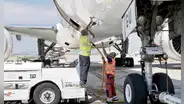 Dictan medidas por escasez de combustible para avión