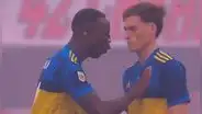 Hinchas de Boca se rindieron ante Advíncula tras gesto con juvenil: "El capitán sin cinta"