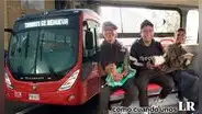 Usuarios del Transmilenio sorprenden a una pasajera al reparar su zapato: "Excelente servicio"