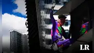 Detienen a 'Spiderman' francés de 61 años por escalar rascacielos de 217m sin arnés ni cuerdas