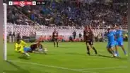 El increíble blooper de Chicaiza y Erustes que salvó a Universitario del gol de Garcilaso