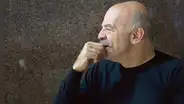 Martín Caparrós: "Para la gente de 50 años, la democracia es ese sistema en el que han vivido bastante mal todas sus vidas"