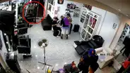 VMT: delincuentes armados asaltaron barbería en un minuto y tuvieron tiempo hasta para peinarse