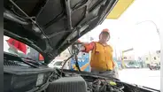 Ambigüedades arancelarias retrasan conversión y venta de autos a gas natural, según talleres