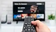 ¿Qué pasa si mantienes presionado el botón de apagado del control remoto de tu smart TV?