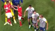 Hernán Barcos se ganó la roja tras codazo, fue contra el árbitro y protagonizó una brutal gresca