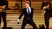 Luis Miguel genera polémica por pedirle a trabajador que lo siga con un paraguas para no mojarse