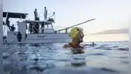 Está en Netflix y su historia impresionó por ser la primera mujer en nadar con tiburones