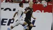 Oliver Sonne debutó finalmente con Perú: taconazo, pechó a rival y fue ovacionado por todo Matute