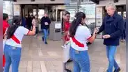 Ricardo Gareca tuvo un tierno gesto con hincha peruana que lo visitó en Francia antes del partido de Chile