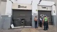 Cercado de Lima: delincuentes rompen puerta de tienda a combazos y roban más de S/20.000 en celulares
