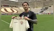 Gianluca Lapadula se emocionó al recibir camiseta de Universitario y dejó comentario que ilusiona a hinchas
