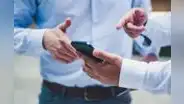 ¿Es legal que oficiales de migración revisen tu celular al entrar a Estados Unidos?