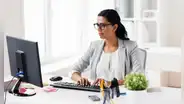 Descubre si tus empleadores pueden revisar tus mensajes y correos personales en el trabajo