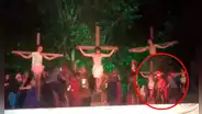 Hombre desata pelea en plena escena de crucifixión y en redes lo trolean: “Seguro quería el papel de Jesús”