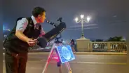 Ver la Luna de cerca a 2 soles: el señor que recorre las calles de Lima con un telescopio