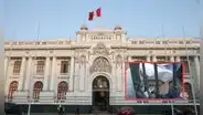 Congreso: retiran cúmulo de basura encontrada en fachada de Legislativo tras reportes
