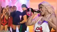 Karol G y la vez que quedó sorprendida con Anthony Aranda en 'Combate' por su inesperado baile