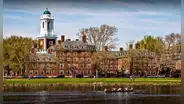 Harvard quedó fuera del ranking de las 3 mejores universidades del mundo: ¿a qué puesto bajó?